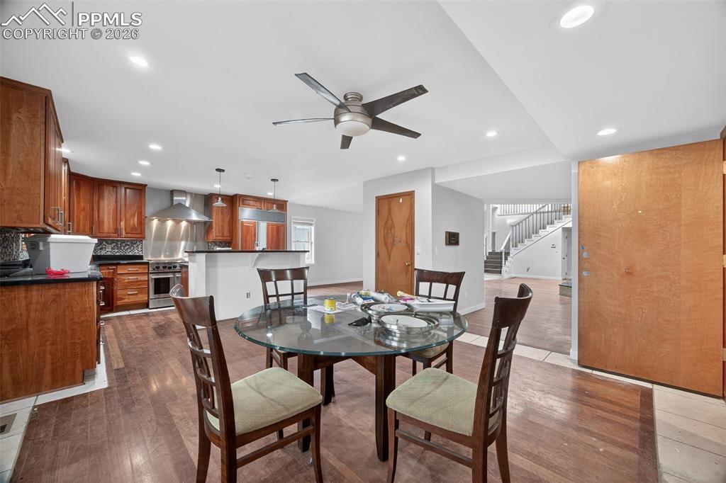 Image 24 of 50: Dining Area