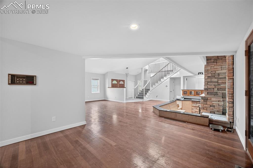 Image 25 of 50: Living Room