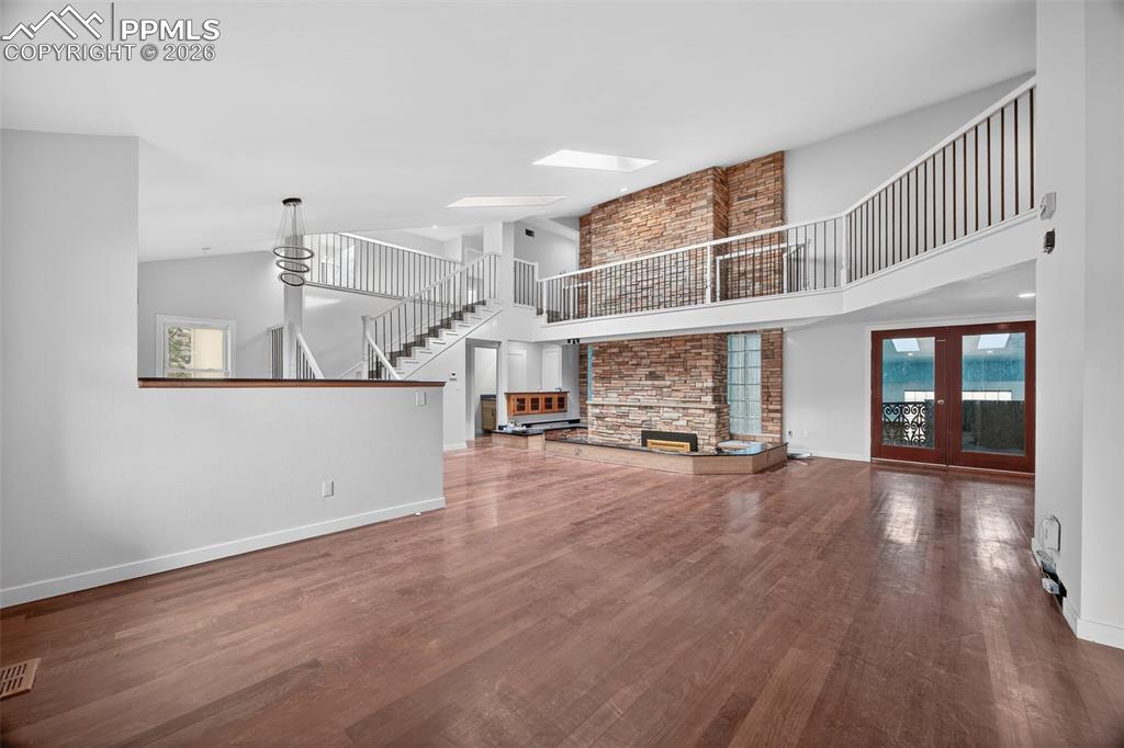 Image 26 of 50: Living Room