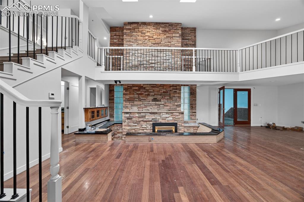 Image 30 of 50: Living Room