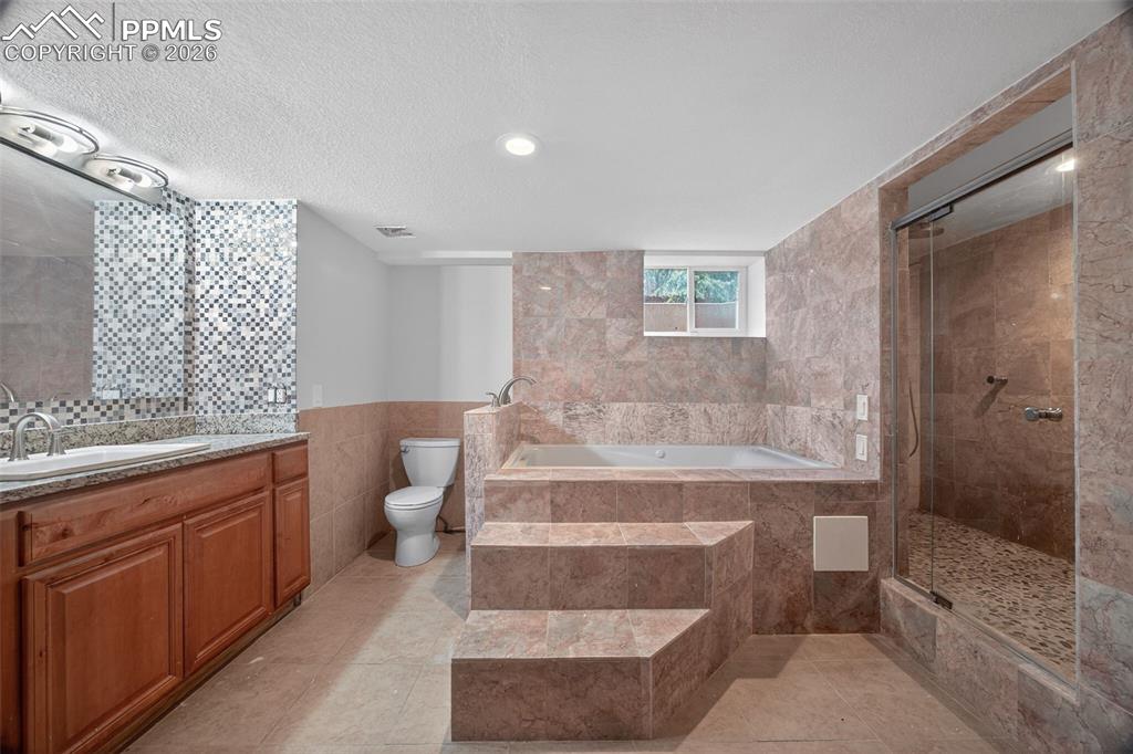 Image 35 of 50: Bathroom