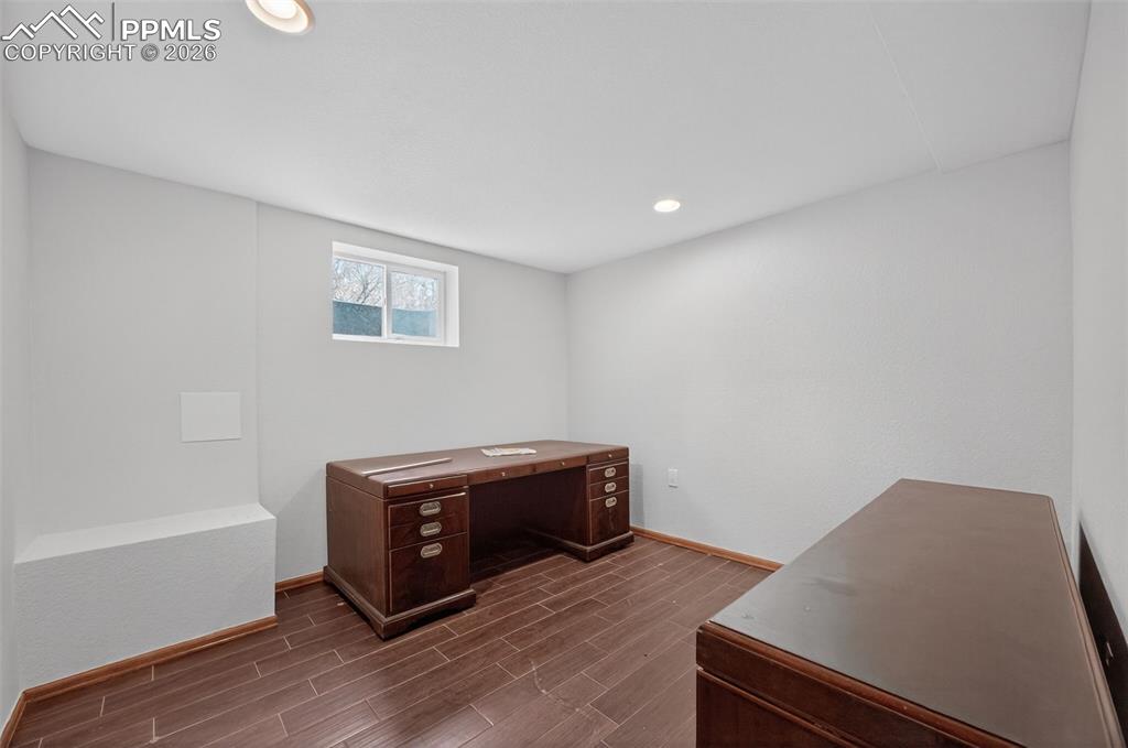 Image 36 of 50: Office