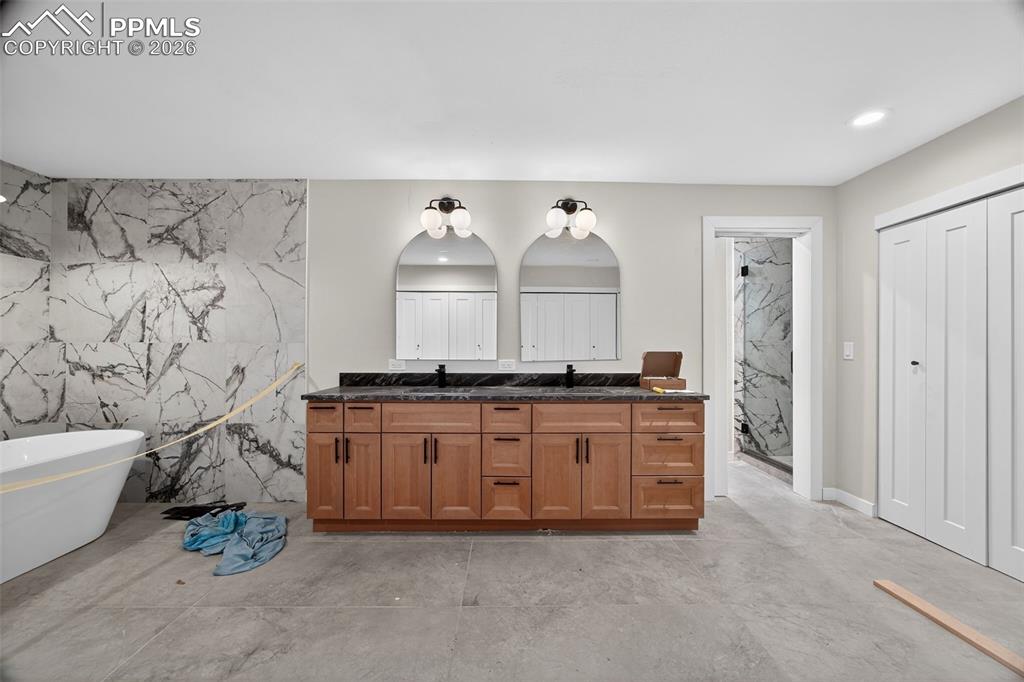 Image 46 of 50: Bathroom