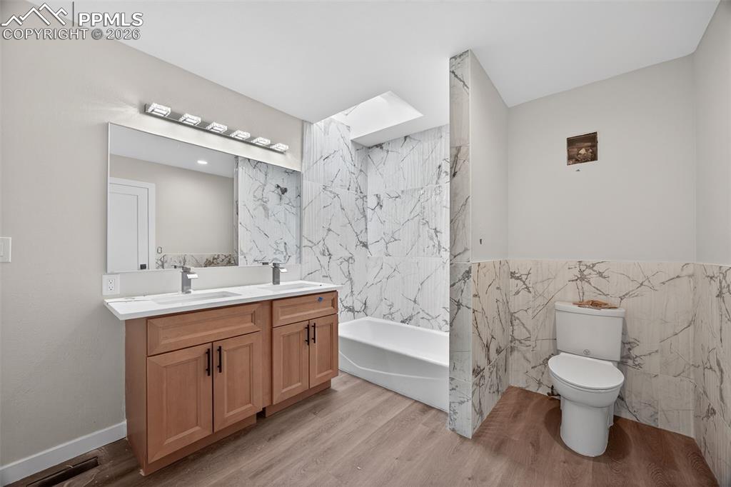 Image 47 of 50: Bathroom