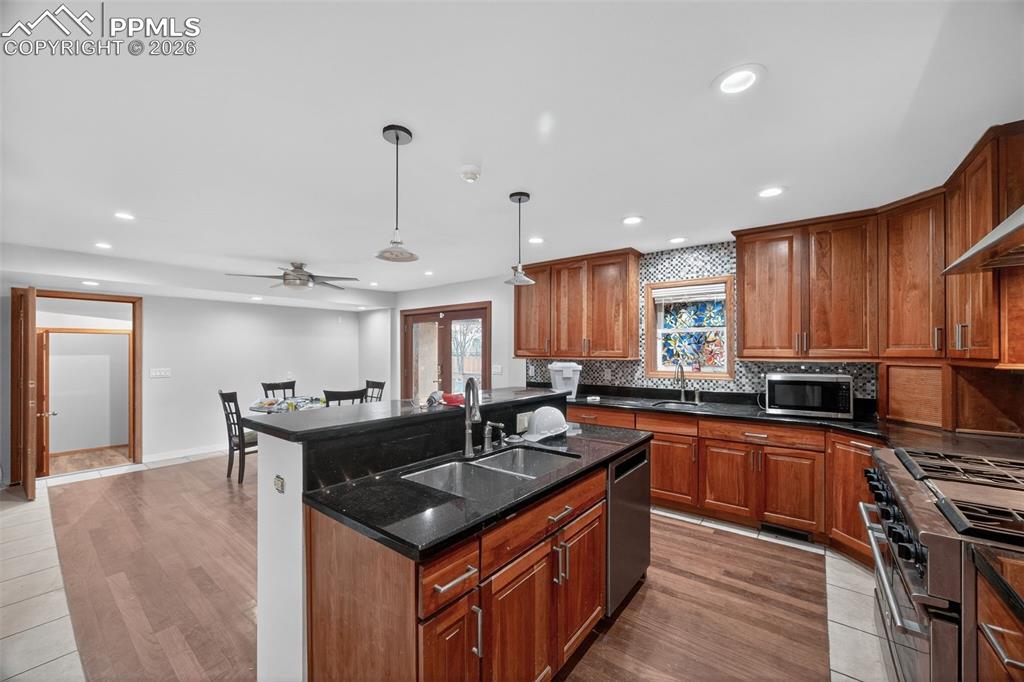 Image 6 of 50: Kitchen