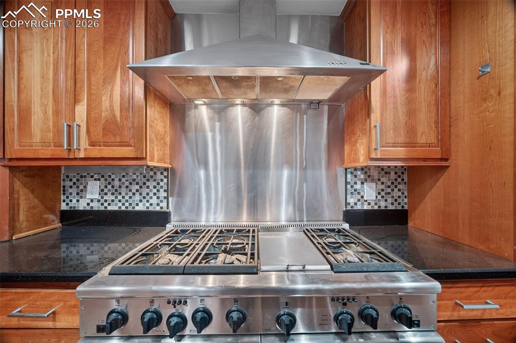 Image 7 of 50: Kitchen