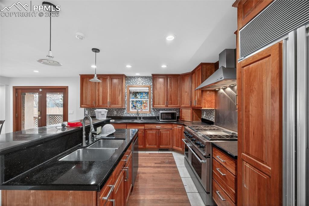 Image 8 of 50: Kitchen