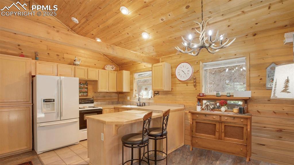 Image 10 of 44: Kitchen