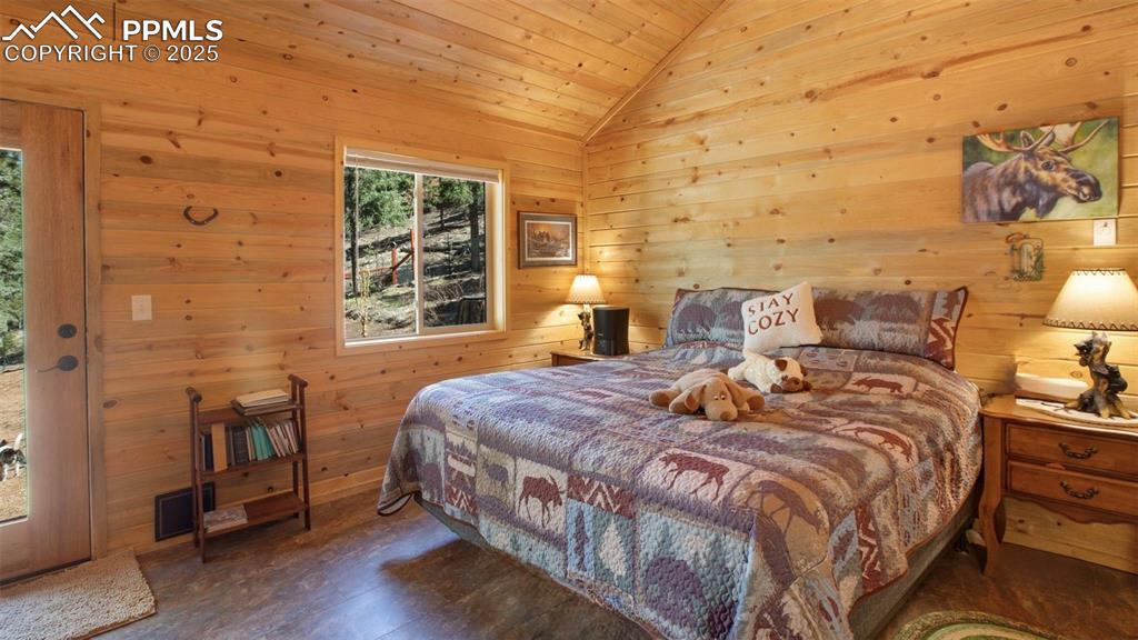 Image 14 of 44: Bedroom