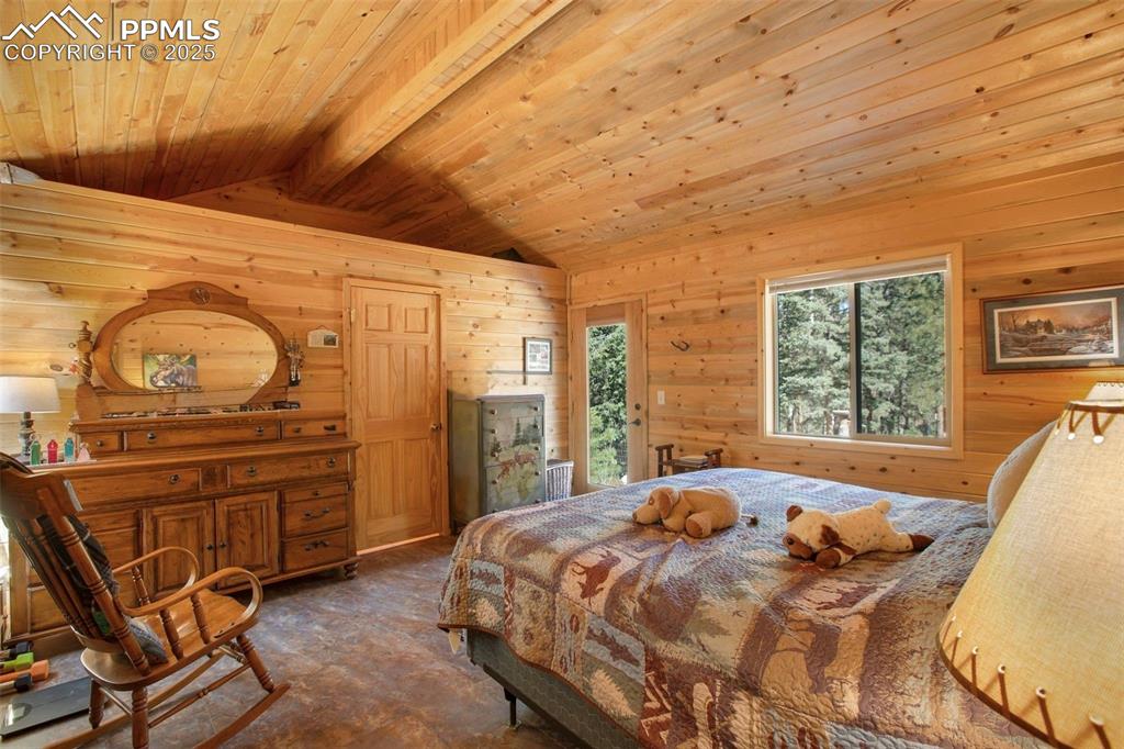 Image 15 of 44: Bedroom