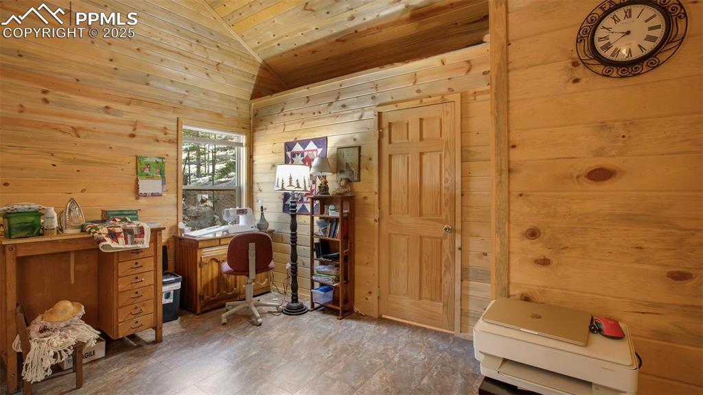 Image 19 of 44: Office