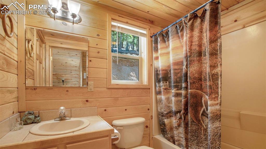 Image 21 of 44: Bathroom