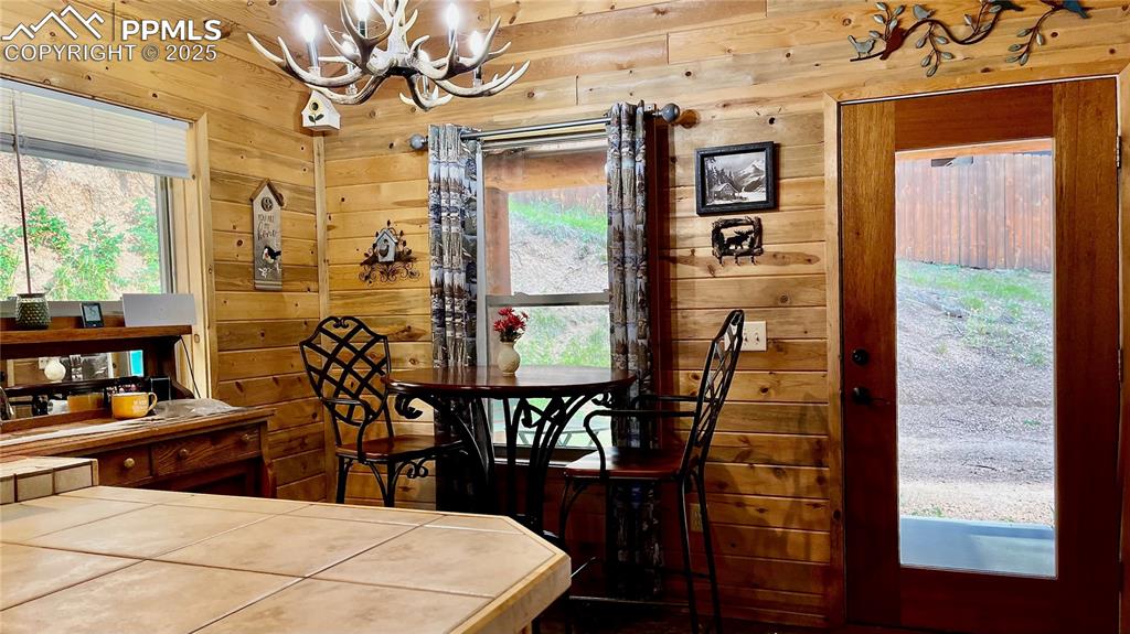 Image 5 of 44: Dining Area