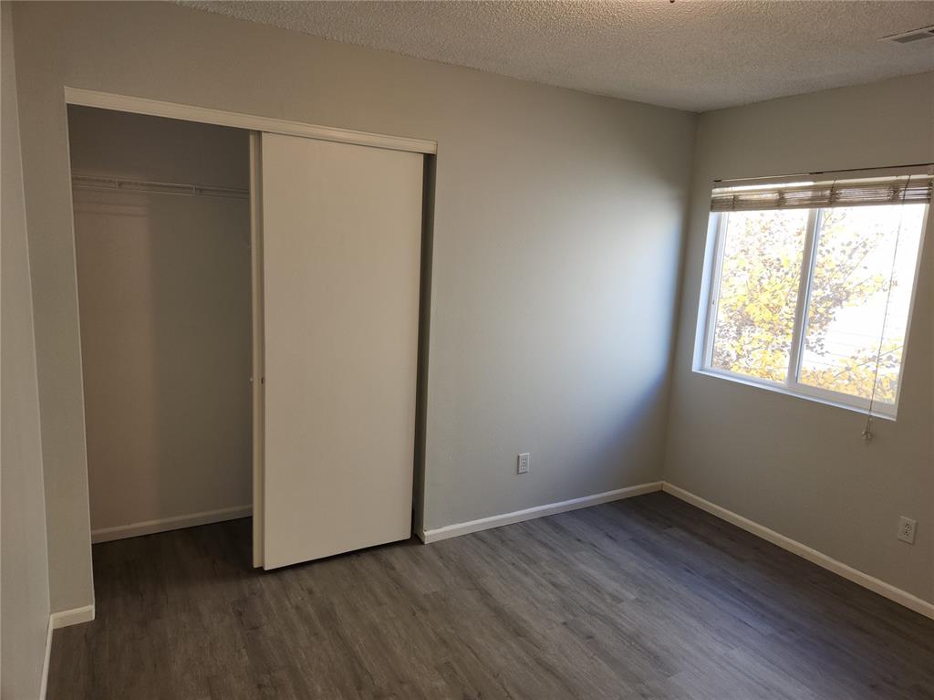 Image 12 of 14: Bedroom