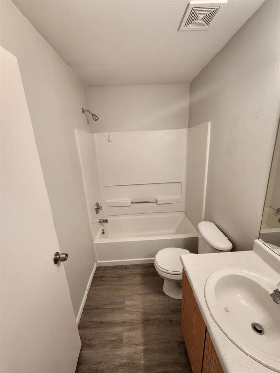 Image 14 of 14: Bathroom