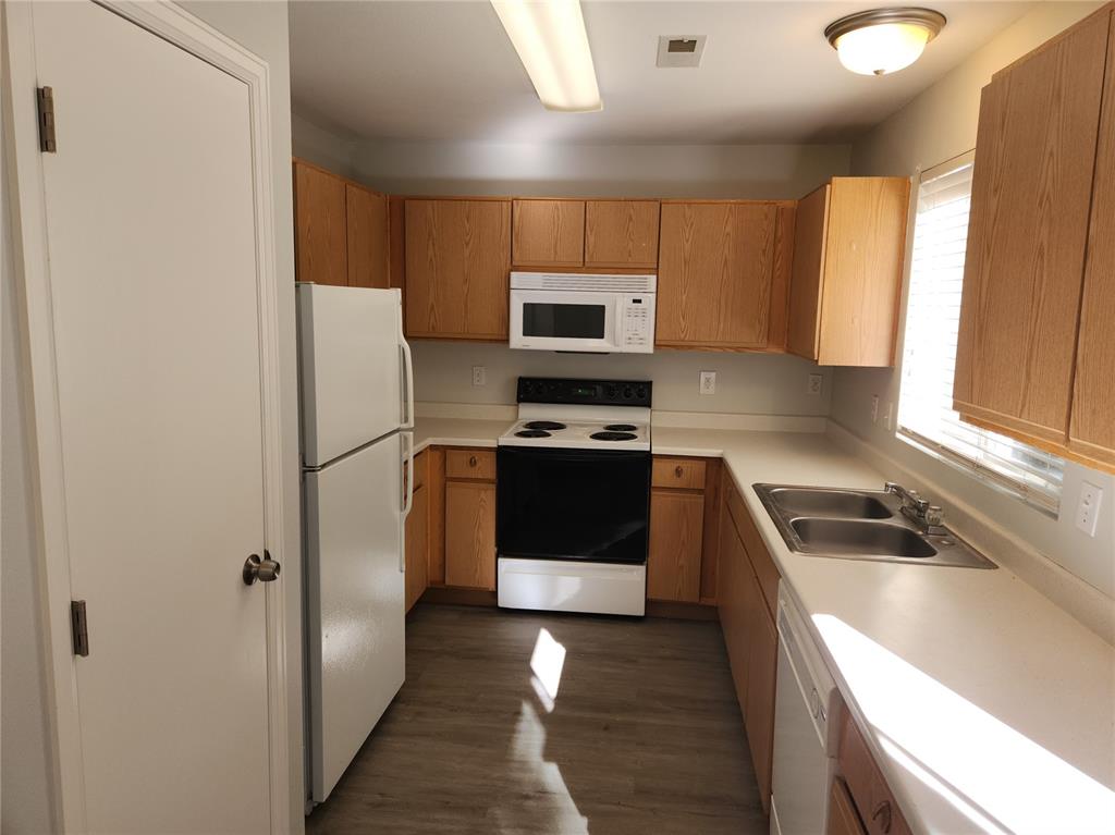 Image 3 of 14: Kitchen