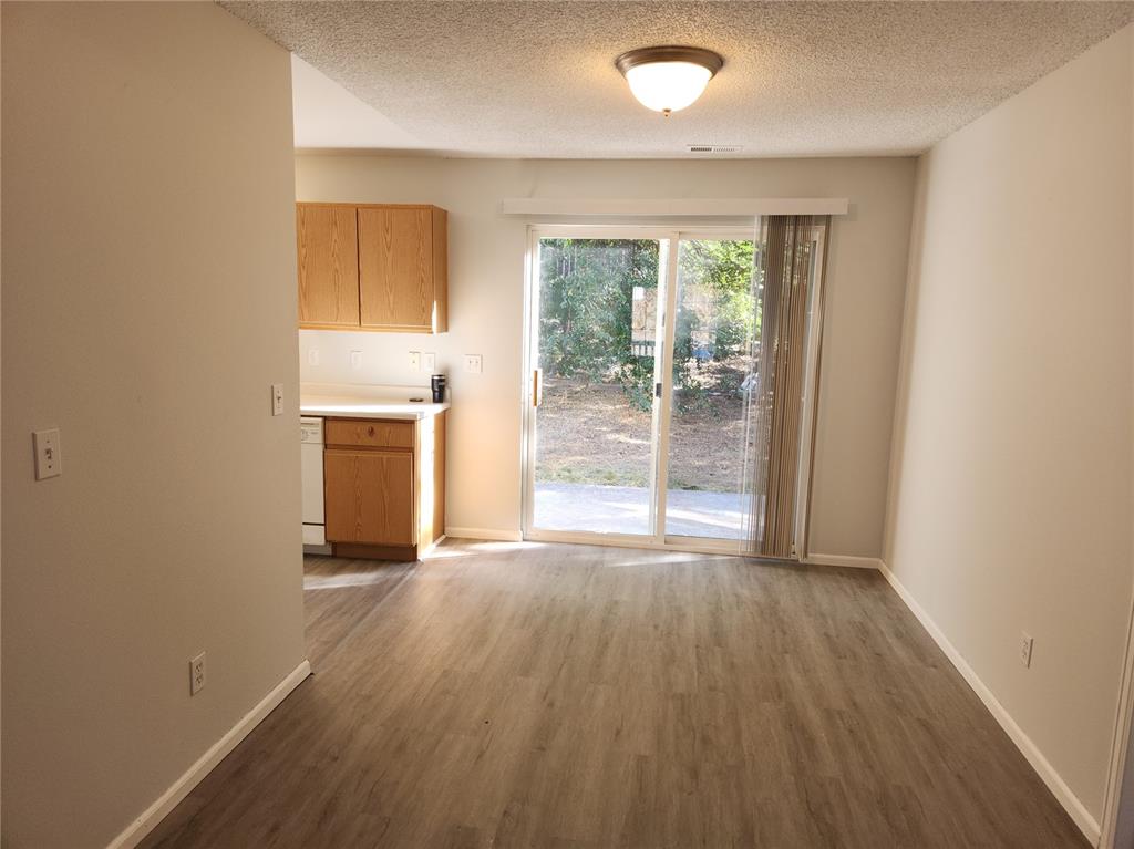 Image 4 of 14: Dining Area