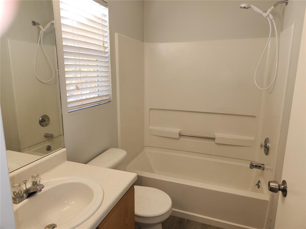 Image 7 of 14: Bathroom