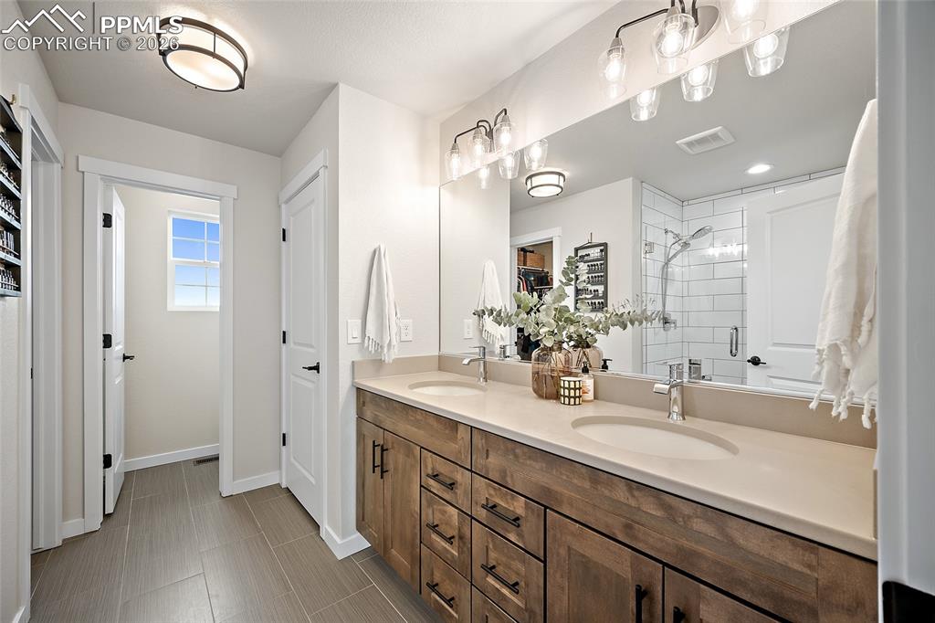 Image 22 of 43: Bathroom