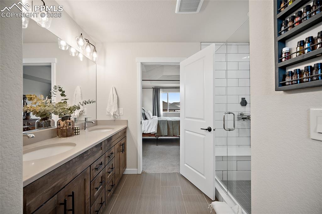 Image 23 of 43: Bathroom