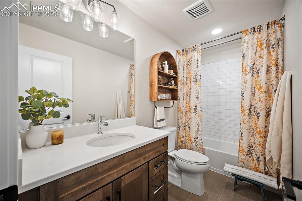 Image 26 of 43: Bathroom