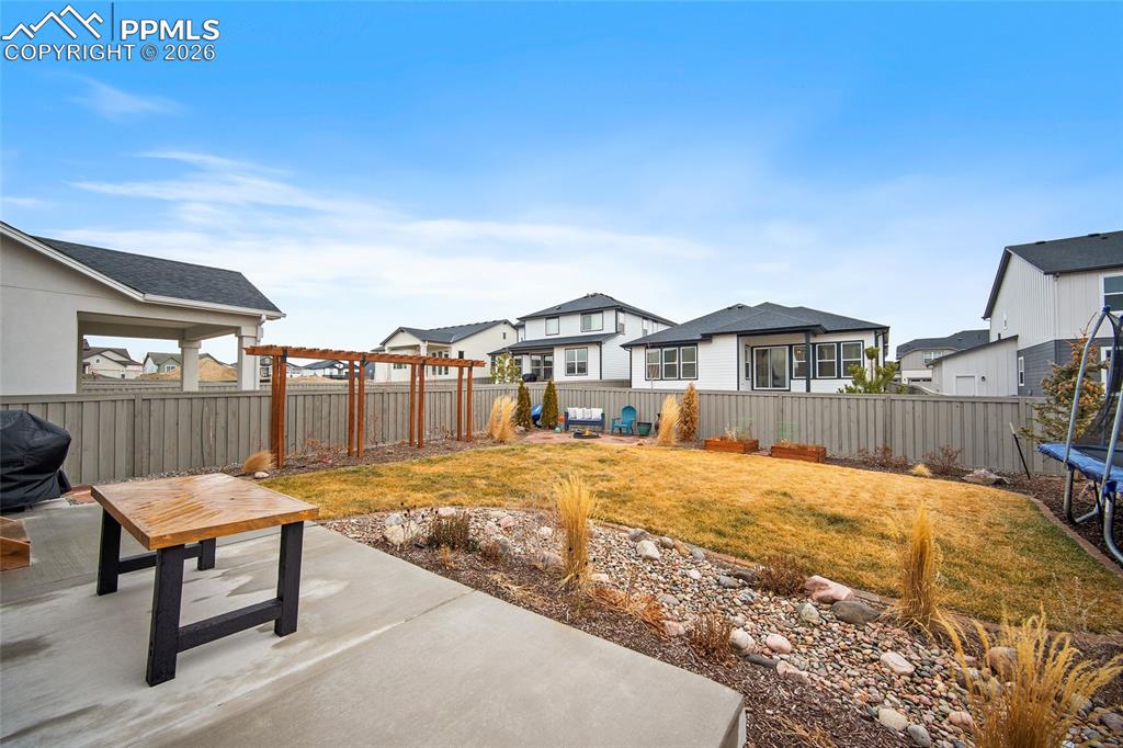 Image 31 of 43: Yard