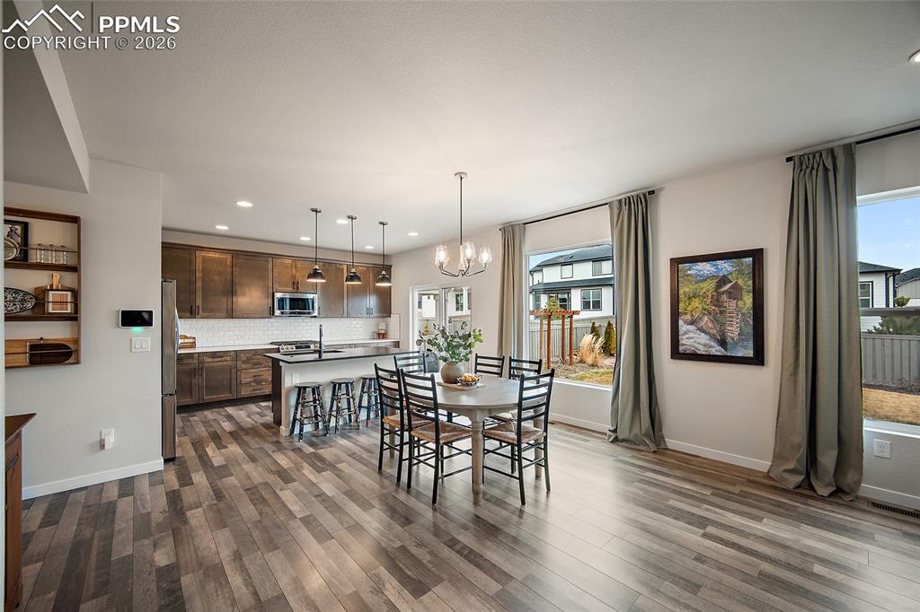 Image 8 of 43: Dining Area