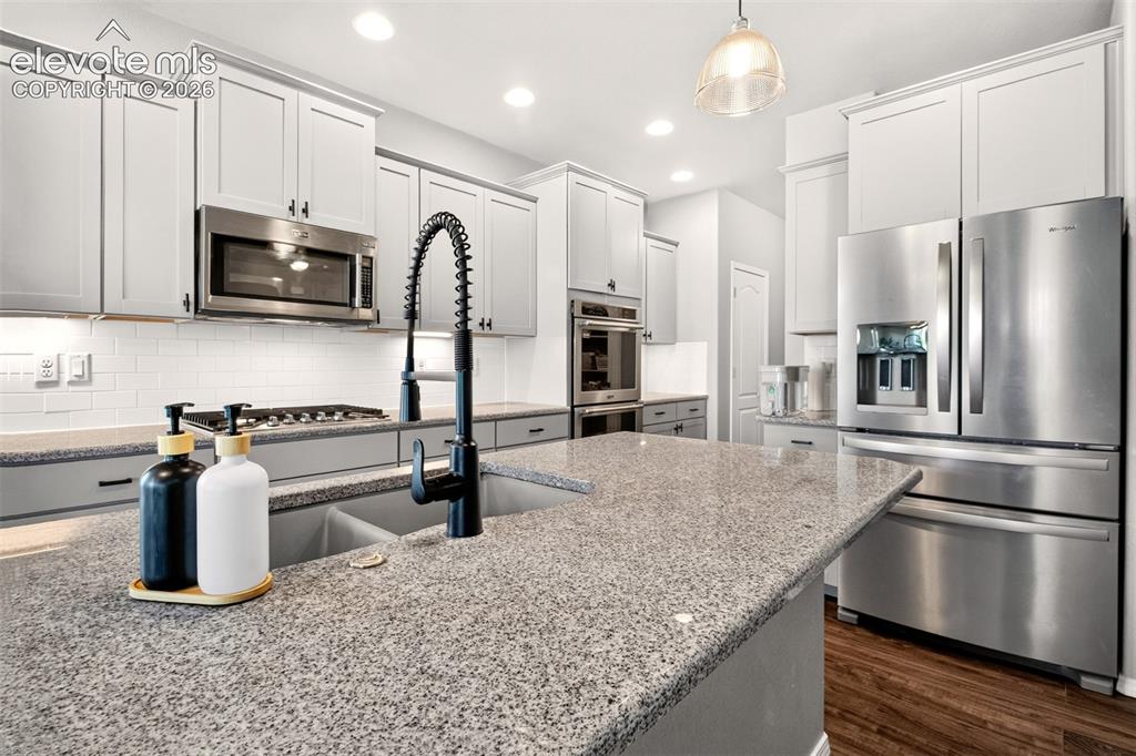 Image 5 of 40: Kitchen
