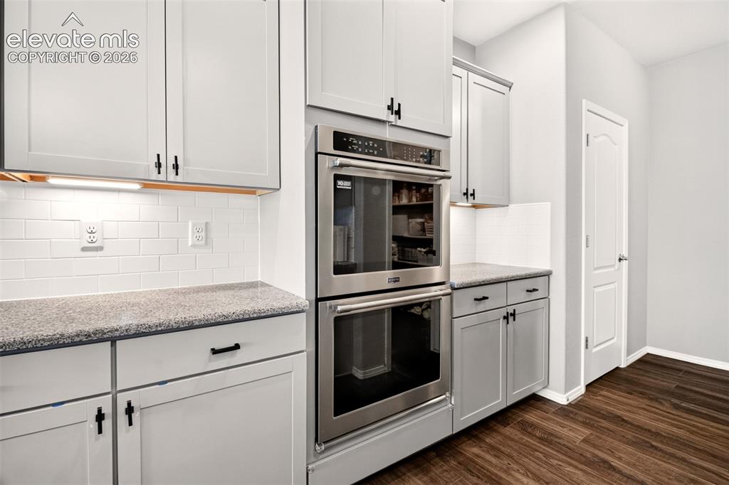 Image 6 of 40: Kitchen
