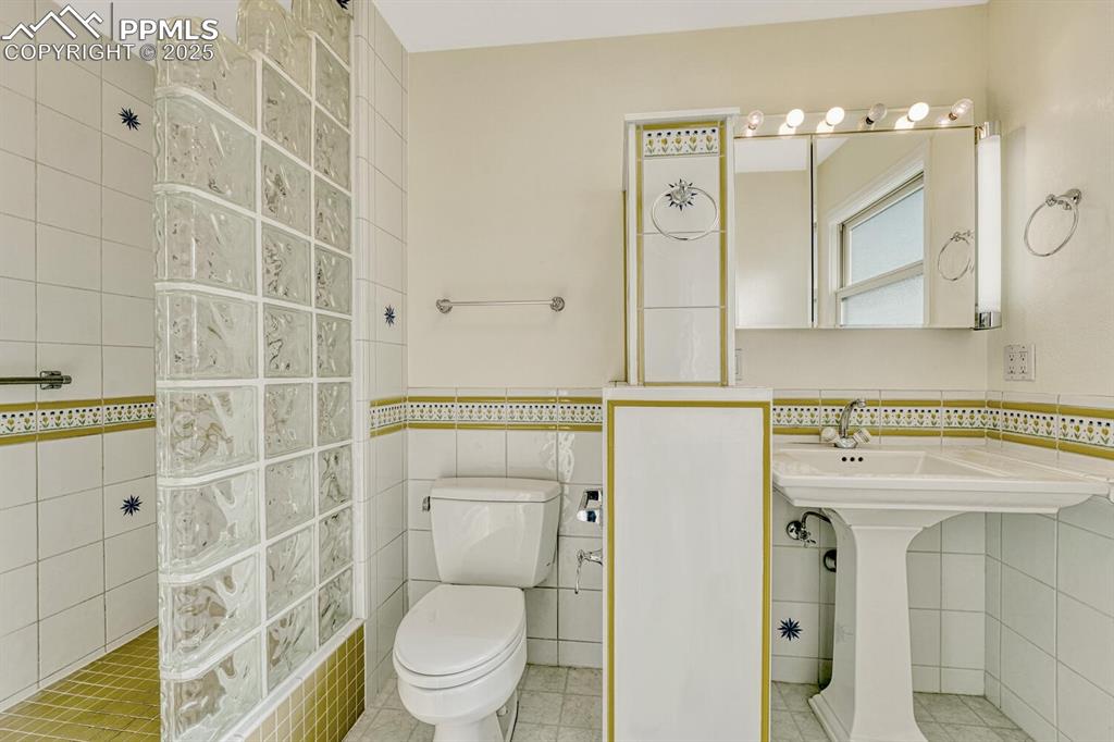 Image 23 of 48: Master Bathroom