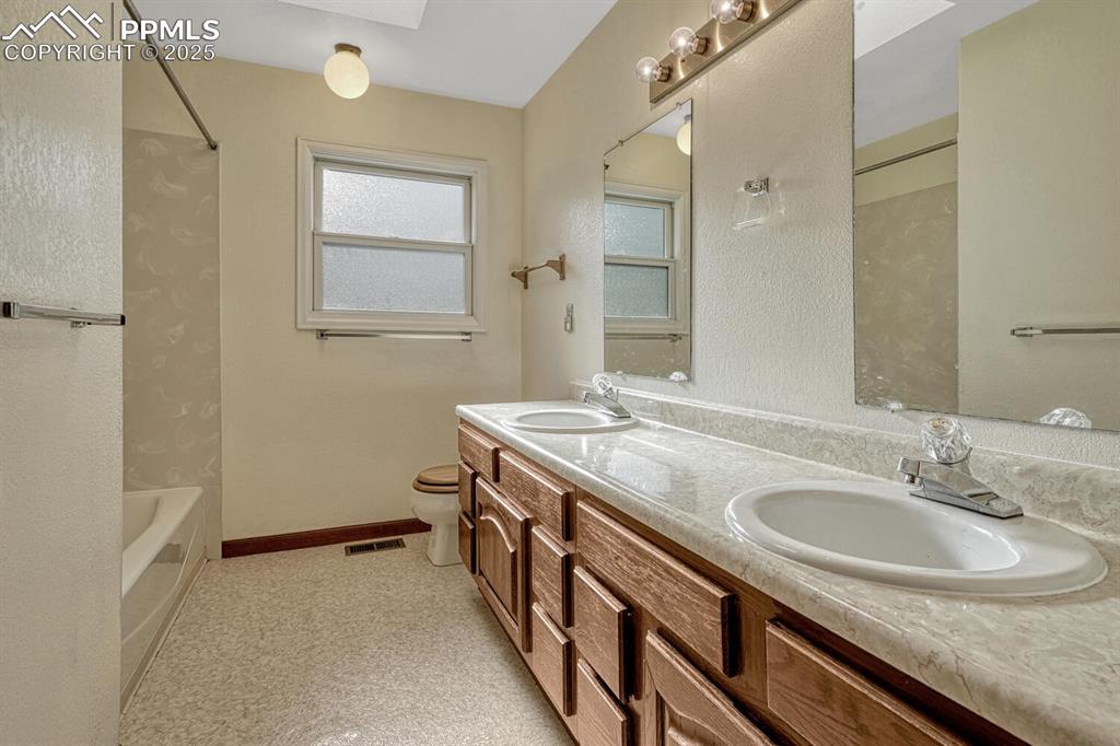 Image 26 of 48: Bathroom