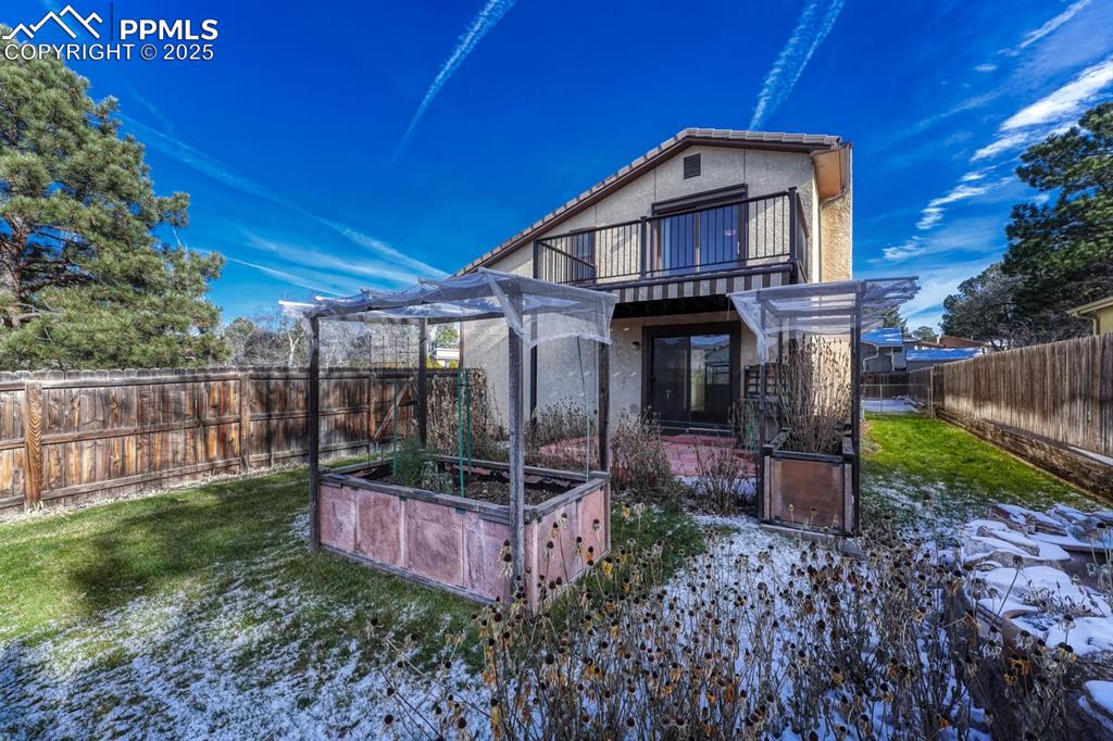 Image 33 of 48: Yard