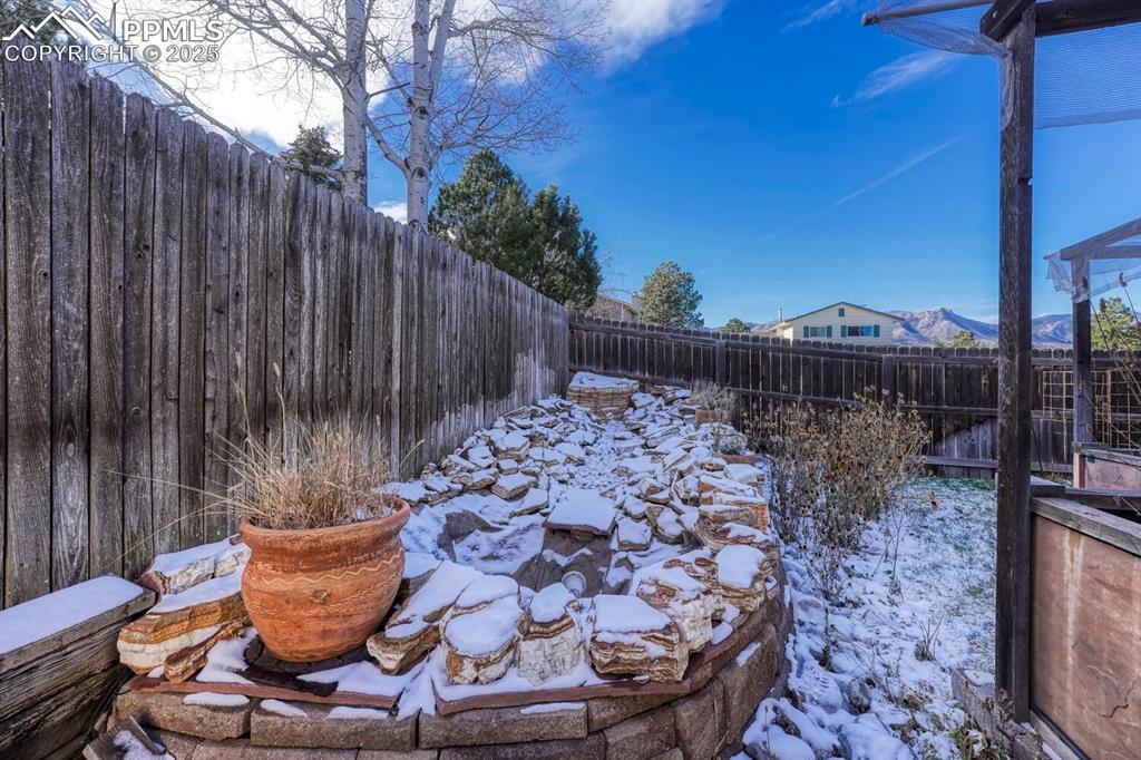 Image 34 of 48: Yard