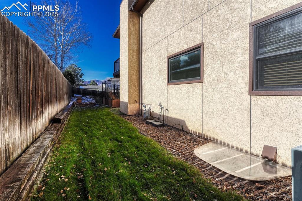 Image 35 of 48: Yard