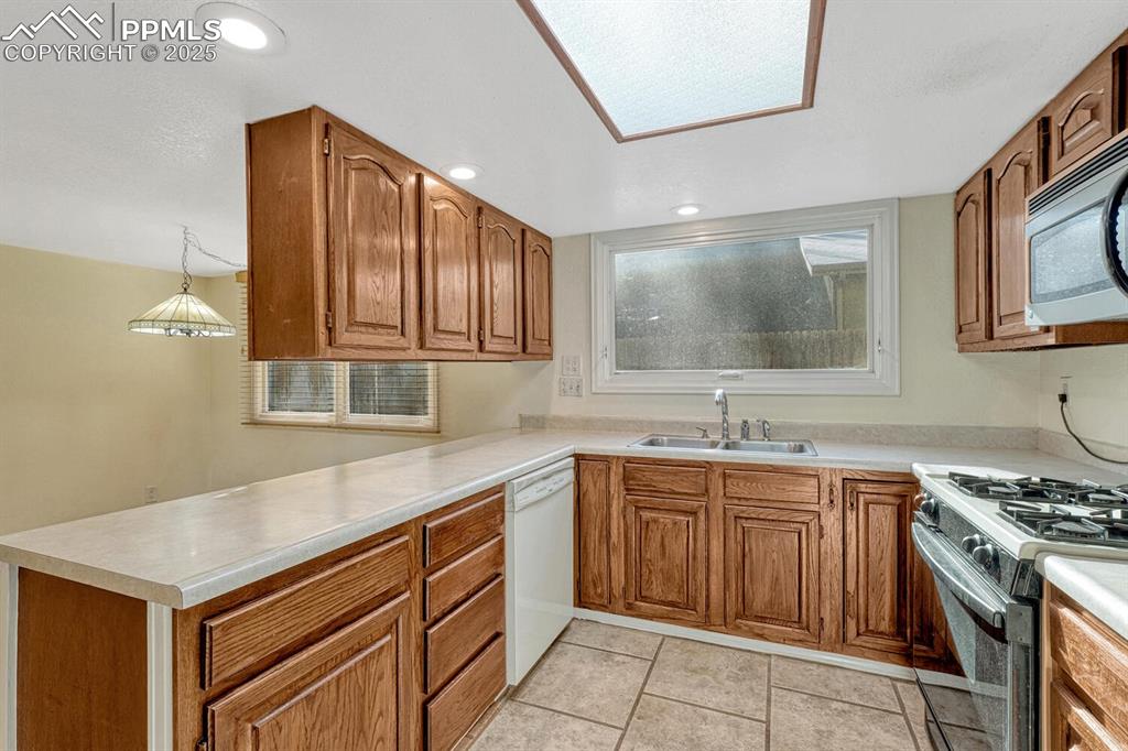 Image 7 of 48: Kitchen