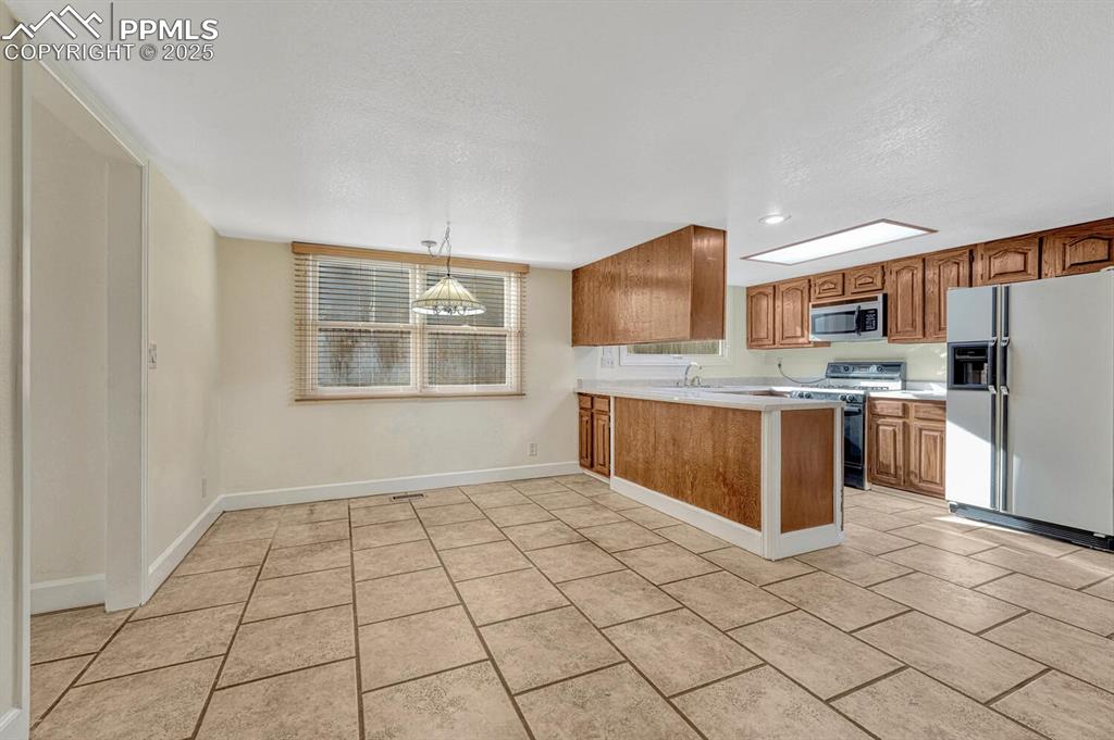 Image 9 of 48: Kitchen