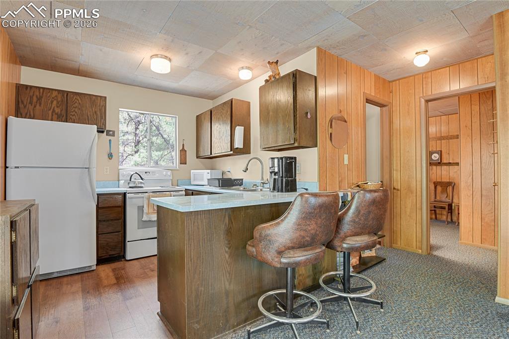 Image 15 of 48: Kitchen