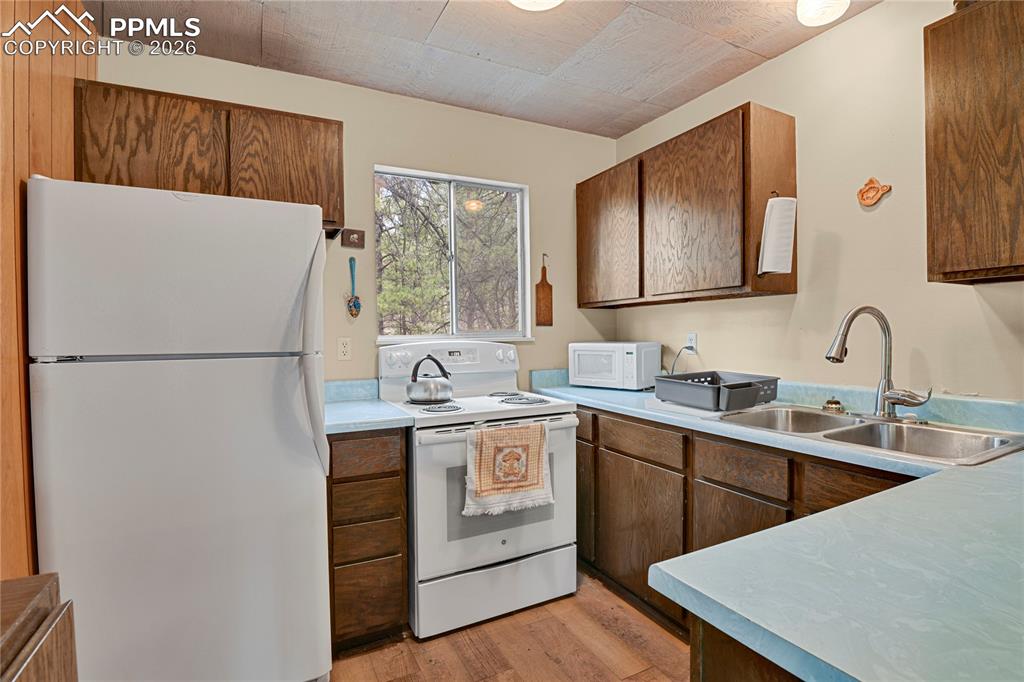 Image 17 of 48: Kitchen