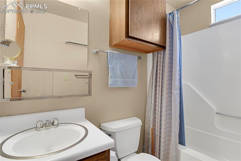 Image 24 of 48: Bathroom