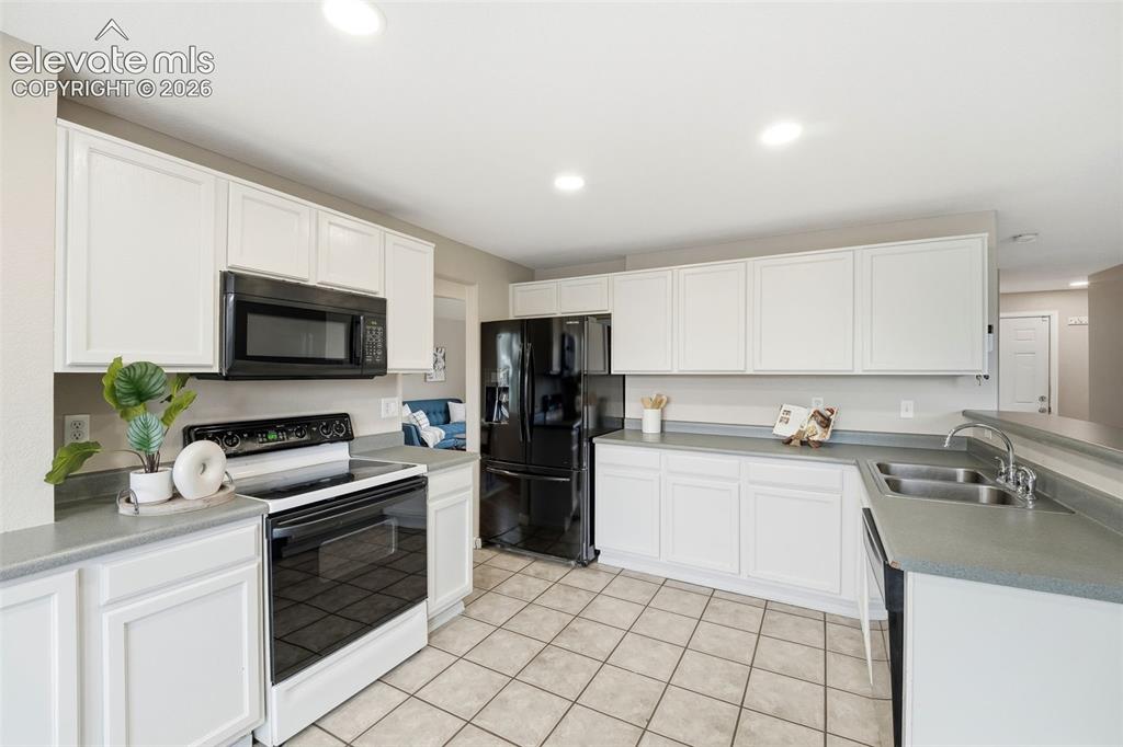 Image 10 of 32: Kitchen