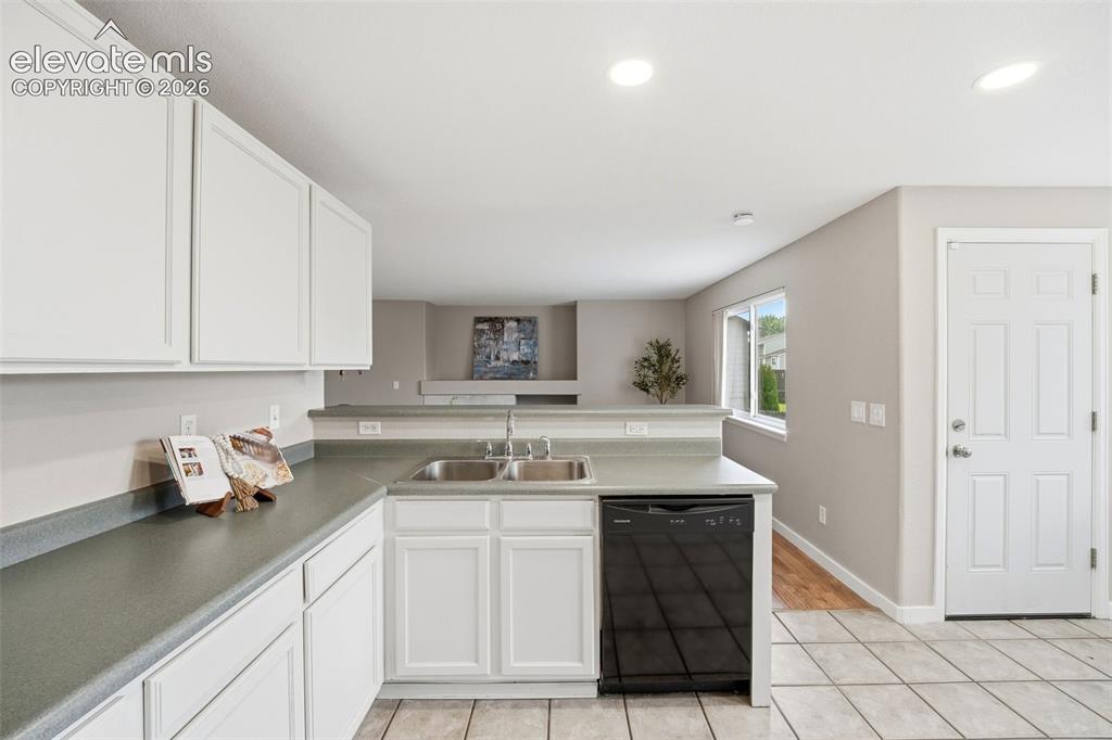 Image 11 of 32: Kitchen