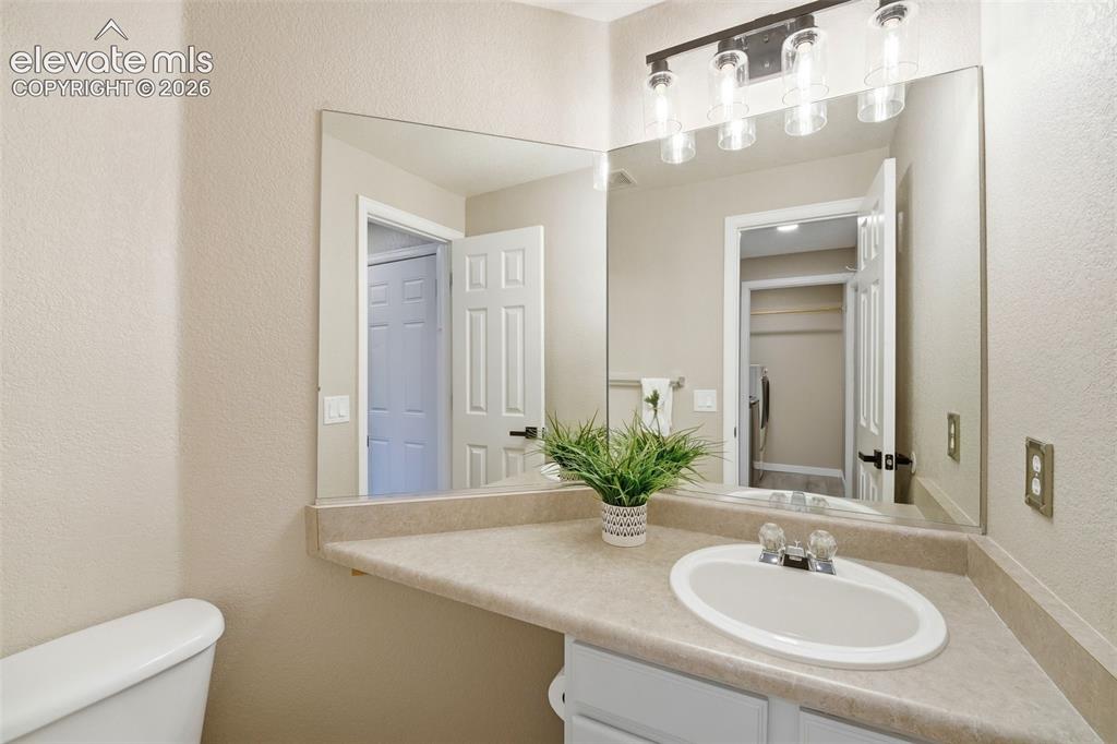 Image 15 of 32: Bathroom