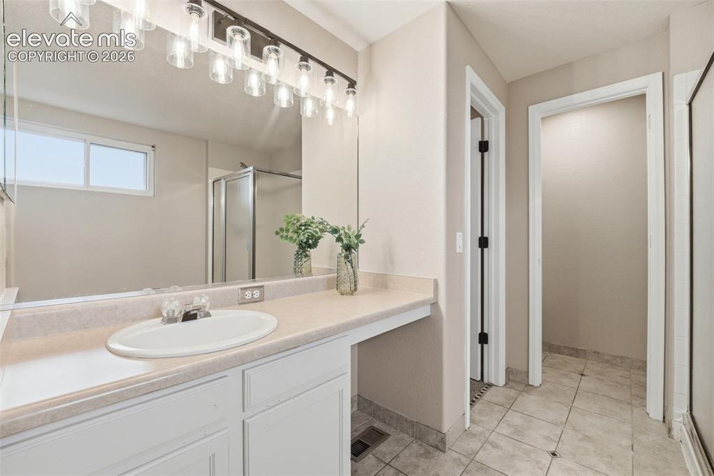 Image 18 of 32: Bathroom