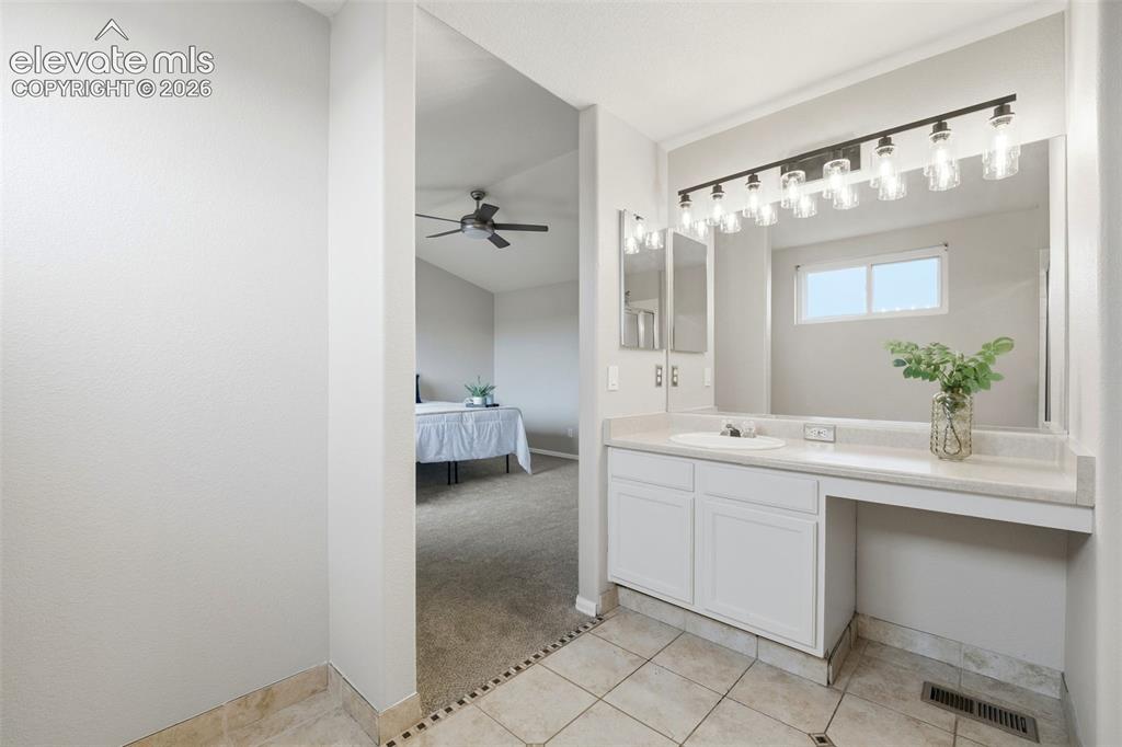 Image 19 of 32: Bathroom