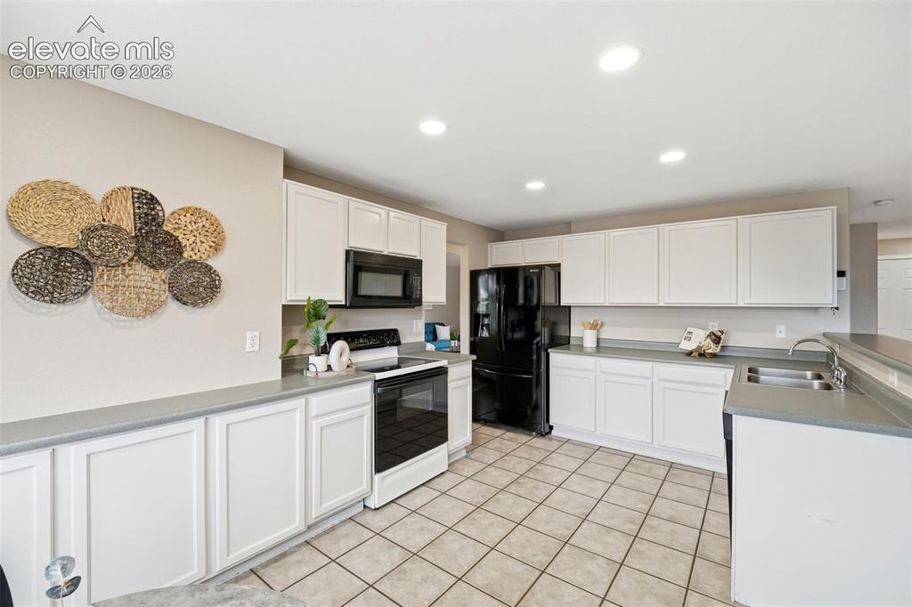 Image 8 of 32: Kitchen