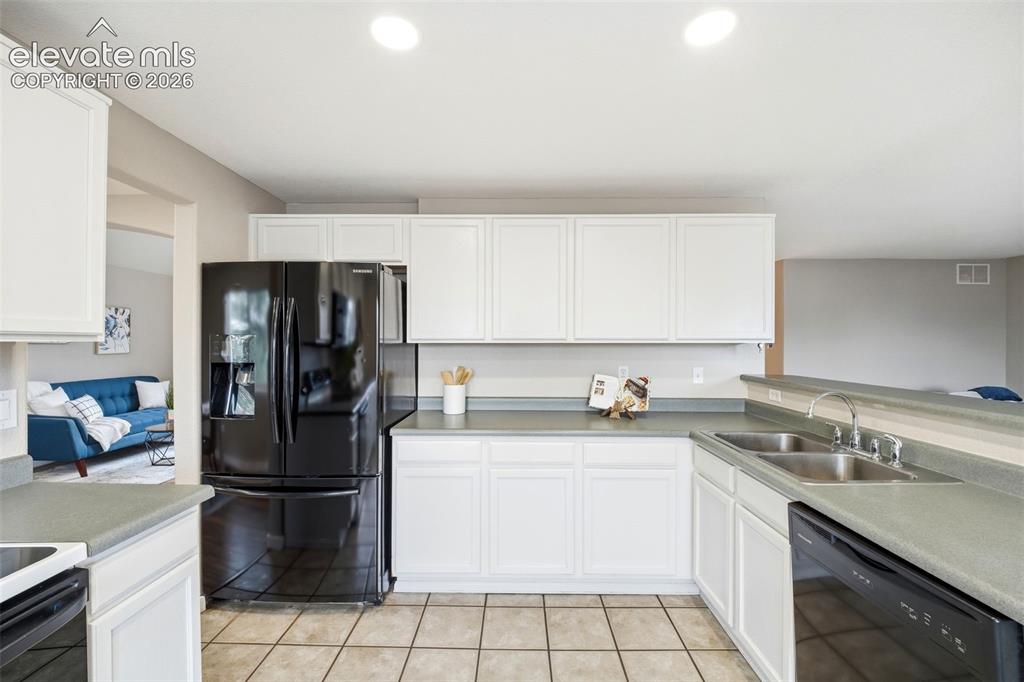 Image 9 of 32: Kitchen