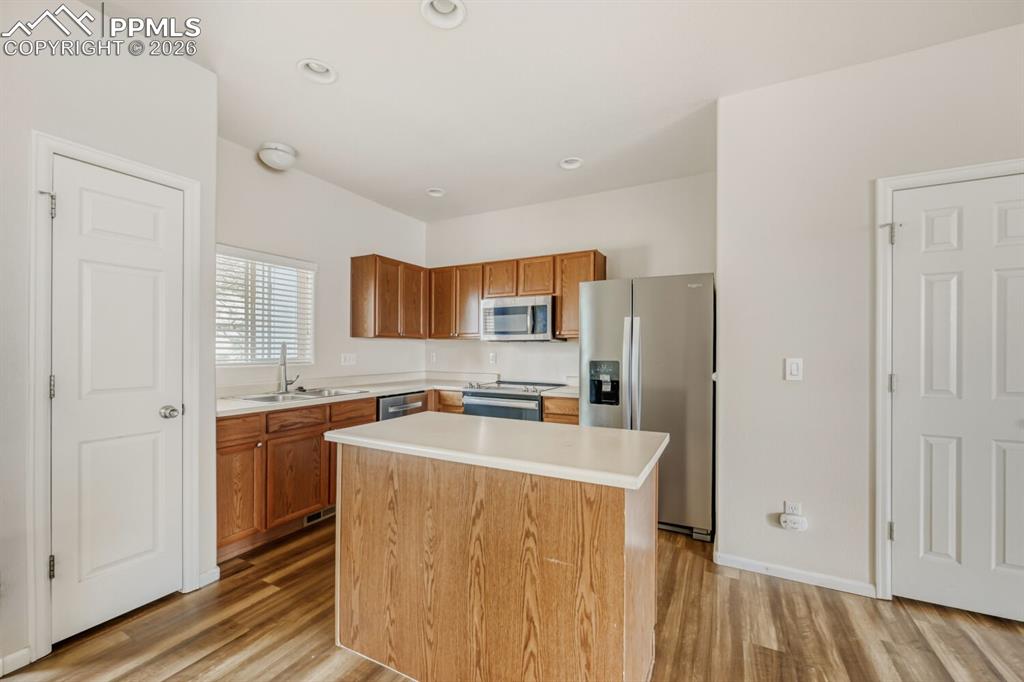 Image 11 of 27: Kitchen