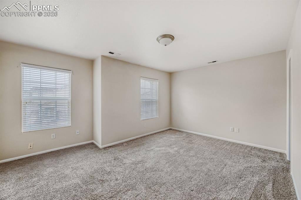 Image 14 of 27: Bedroom