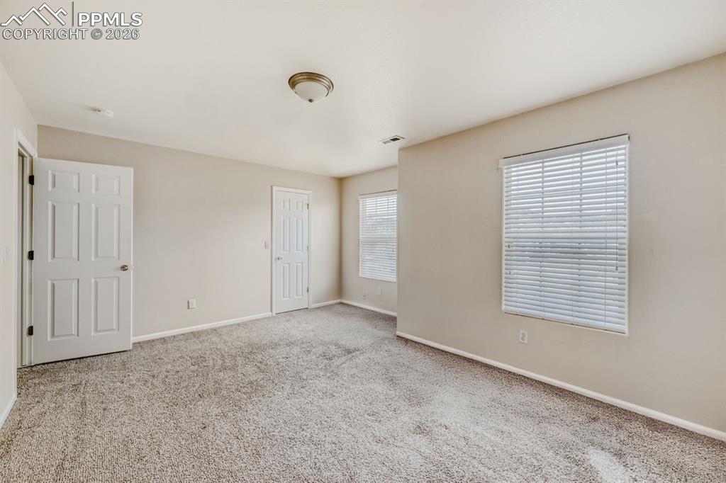 Image 17 of 27: Bedroom