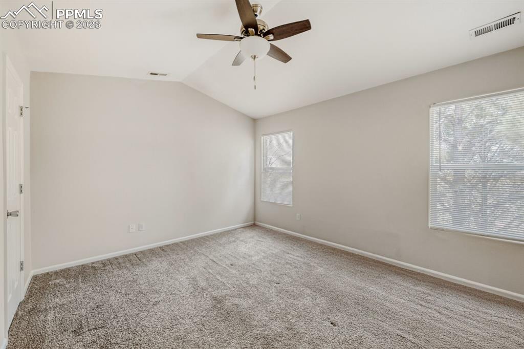 Image 18 of 27: Bedroom